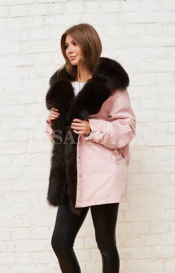 Розовая парка с воротником из меха песца