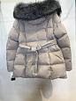 Светло-серый короткий пуховик с чернобуркой фото №2
