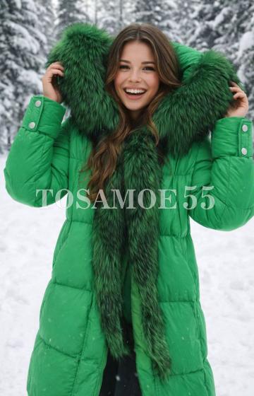Светло-зеленый длинный пуховик с мехом енота
